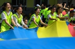 小朋友和家长在玩彩虹伞趣味游戏。刘永红 摄 - Sc.Chinanews.Com.Cn