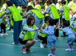 小朋友和家长在玩亲子游戏。刘永红 摄 - Sc.Chinanews.Com.Cn