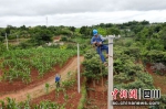电力工人正在架设电线等。苟华彬摄 - Sc.Chinanews.Com.Cn
