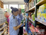 执法人员正在校园周边小超市、小卖部等检查。张进卫摄 - Sc.Chinanews.Com.Cn