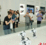 媒体记者观看机器人跳舞。 杨勇 摄 - Sc.Chinanews.Com.Cn