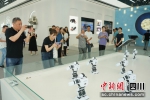 媒体记者观看机器人跳舞。 杨勇 摄 - Sc.Chinanews.Com.Cn