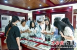 市民在爱国主义教育基地展厅参观。周宇琴摄 - Sc.Chinanews.Com.Cn