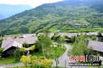 在日赛谷丽思卡尔顿隐世酒店可眺望远处的原生藏寨。（安源 摄） - Sc.Chinanews.Com.Cn