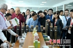 海内外茶行业专家学者、企业家代表在夹江茶企参观。 - Sc.Chinanews.Com.Cn
