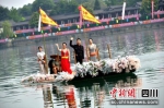 歌手们登上缀满鲜花的竹筏顺江而下。张晓东 摄 - Sc.Chinanews.Com.Cn
