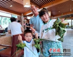 孩子们展示刚包的粽子。李霞 摄 - Sc.Chinanews.Com.Cn