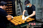 映秀豆腐干正在进行烘烤。 - Sc.Chinanews.Com.Cn