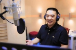 歌曲《大美天府桃花源》的词曲作家王富强在录制歌曲。受访者供图 - Sc.Chinanews.Com.Cn