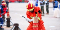 消防救援技术类竞赛科目：无动力伐木。成都应急供图 - Sc.Chinanews.Com.Cn