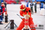 消防救援技术类竞赛科目：无动力伐木。成都应急供图 - Sc.Chinanews.Com.Cn