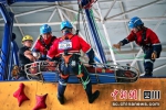 绳索救援技术类竞赛科目：垂直向下疏散。成都应急供图 - Sc.Chinanews.Com.Cn