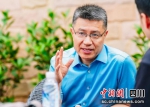 沈亦平教授接受媒体采访。 主办方供图 - Sc.Chinanews.Com.Cn