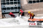 消防救援力量正在激流中演练。四川消防供图 - Sc.Chinanews.Com.Cn