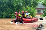 消防救援力量正在洪水中营救转移被困人员。四川消防供图 - Sc.Chinanews.Com.Cn