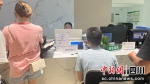 线下窗口服务人员对企业提供专业服务。 - Sc.Chinanews.Com.Cn