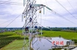 电力建设者正在进行跨越简蒲高速线路展放工作。何沁颖摄 - Sc.Chinanews.Com.Cn