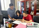 带教老师指导新成员。 绵竹市融媒体中心供图 - Sc.Chinanews.Com.Cn
