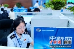 中新网记者现场体验12366热线坐席们的工作。刘忠俊摄 - Sc.Chinanews.Com.Cn