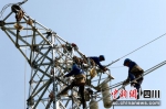 高空中电力工人正在加紧项目施工建设。泸州供电供图 - Sc.Chinanews.Com.Cn