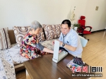 为独居老人测量血糖、血压和体重。简阳融媒 供图 - Sc.Chinanews.Com.Cn