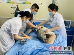 滨江分院医生正在服务。简阳融媒 供图 - Sc.Chinanews.Com.Cn