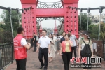 观摩团在华阳街道拥军桥。(天府新区 供图) - Sc.Chinanews.Com.Cn