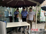 公安民警将老人送回家。 东湖街道供图 - Sc.Chinanews.Com.Cn