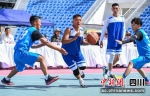 篮球表演赛上的精彩瞬间。王欢摄 - Sc.Chinanews.Com.Cn