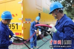 工作人员正在开展作业。 国网绵阳供电公司供图 - Sc.Chinanews.Com.Cn