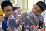 孩子们零距离体验科技。黄艳 摄 - Sc.Chinanews.Com.Cn
