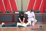 在医生的指导下，民警练习心肺复苏。 什邡市公安局供图 - Sc.Chinanews.Com.Cn