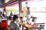 休闲区域的茶艺表演。张浪 摄 - Sc.Chinanews.Com.Cn