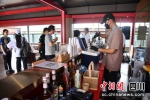 休闲区域为媒体记者提供咖啡饮品。张浪 摄 - Sc.Chinanews.Com.Cn