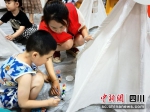 孩子们在帐篷上绘画。 罗江区委宣传部供图 - Sc.Chinanews.Com.Cn