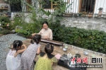游客在民宿享受惬意时光。汶川县委宣传部供图 - Sc.Chinanews.Com.Cn