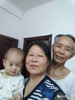 　傅明生夫妻俩。老伴抱着小孙女。 - News.Sina.com.Cn